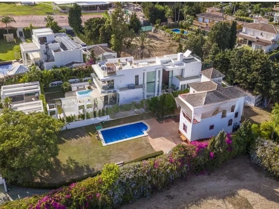 4 bedrooms Villa in Marbella, Spain No. 209729