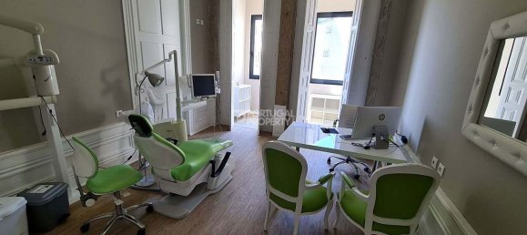 537m² Building in Porto, Portugal No. 142182 5