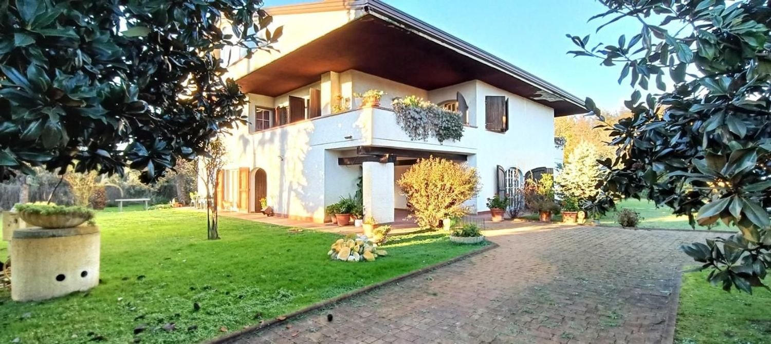 7 rooms Villa in Montignoso, Italy No. 130265