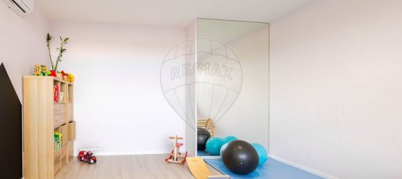 86m² Commercial property in Lisbon, Portugal No. 52327 9