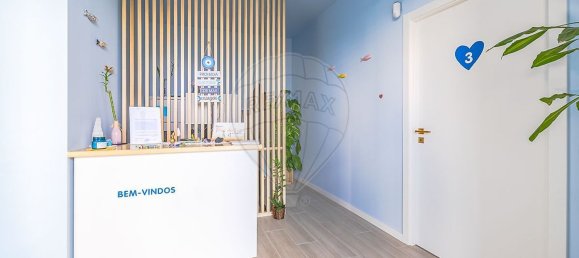 86m² Commercial property in Lisbon, Portugal No. 52327 4