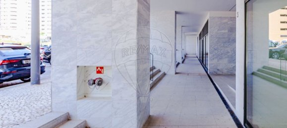 86m² Commercial property in Lisbon, Portugal No. 52327 24