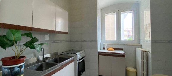2-salle Appartement à Bari, Italy No. 36669 3