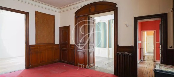 5 bedrooms Apartment in Paris, France No. 131348 23