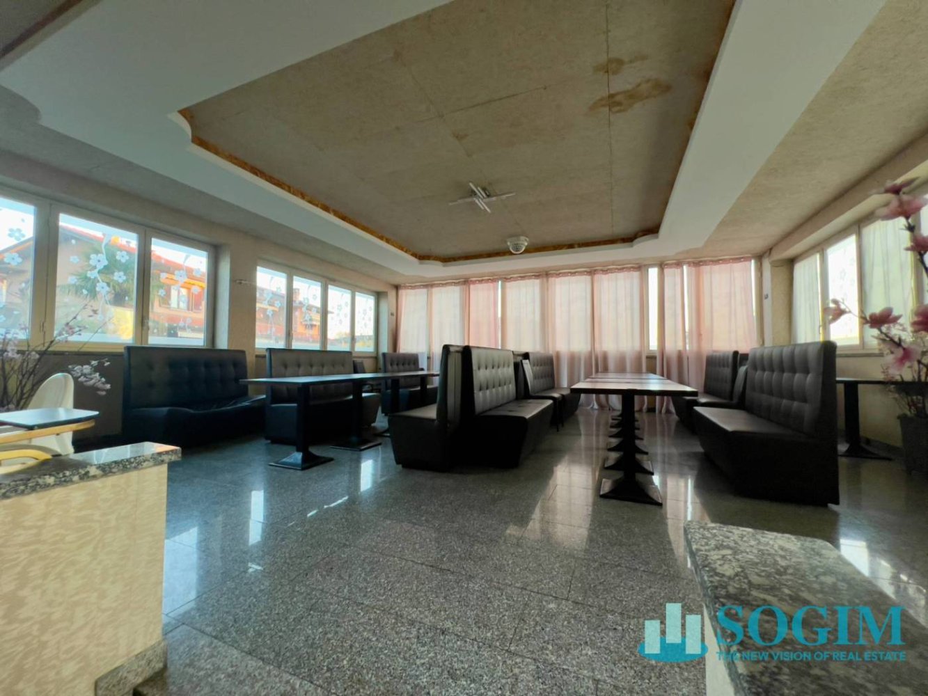 5 rooms Commercial property in Cermenate, Italy No. 173227