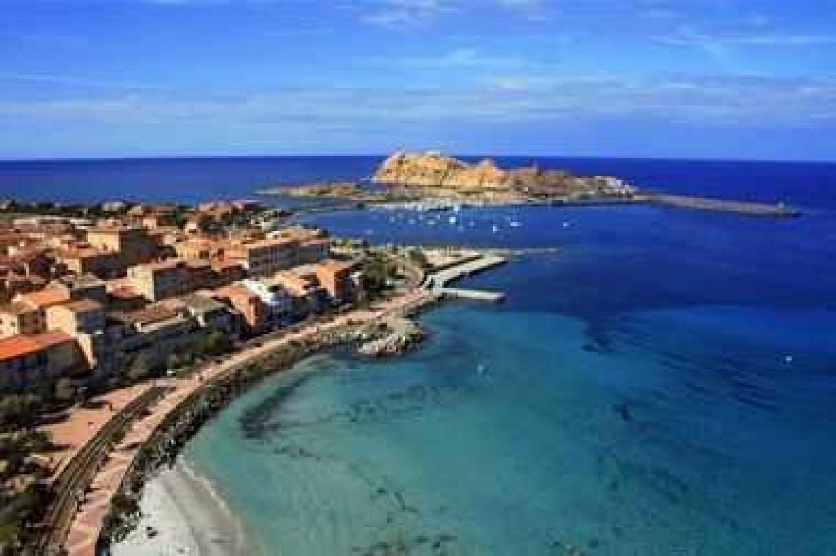 Condominio de 2 dormitorios en Calvi, France No. 13252