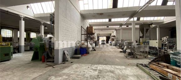 Склад с 5 комнатами в Кастильоне Олона, Италия № 66415 4