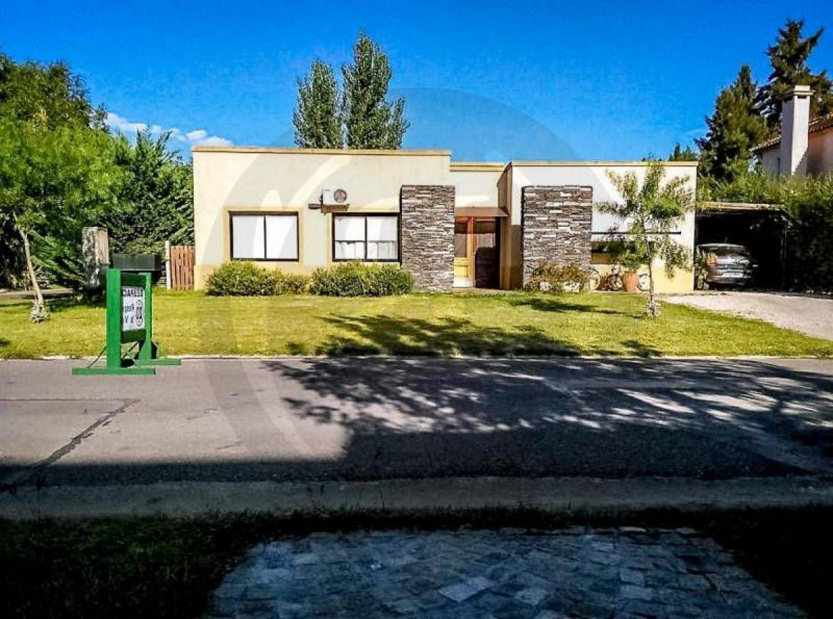 Casa de 3 dormitorios en Pilar, Argentina No. 79901