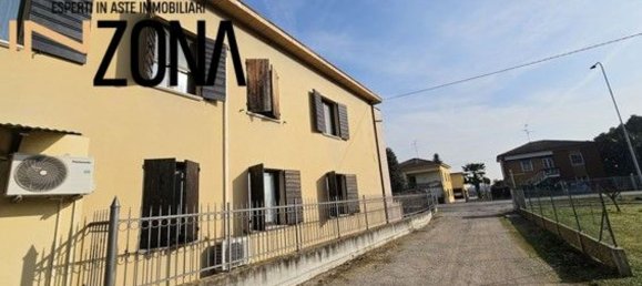 4 rooms House in Cavezzo, Italy No. 95953 6