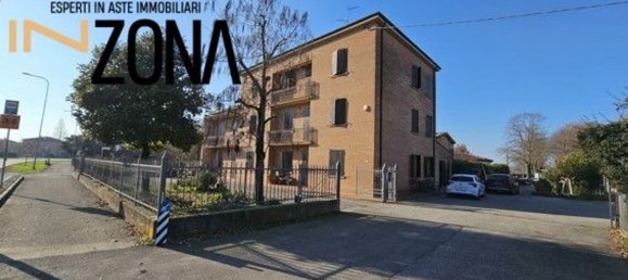4 rooms House in Cavezzo, Italy No. 95953 5