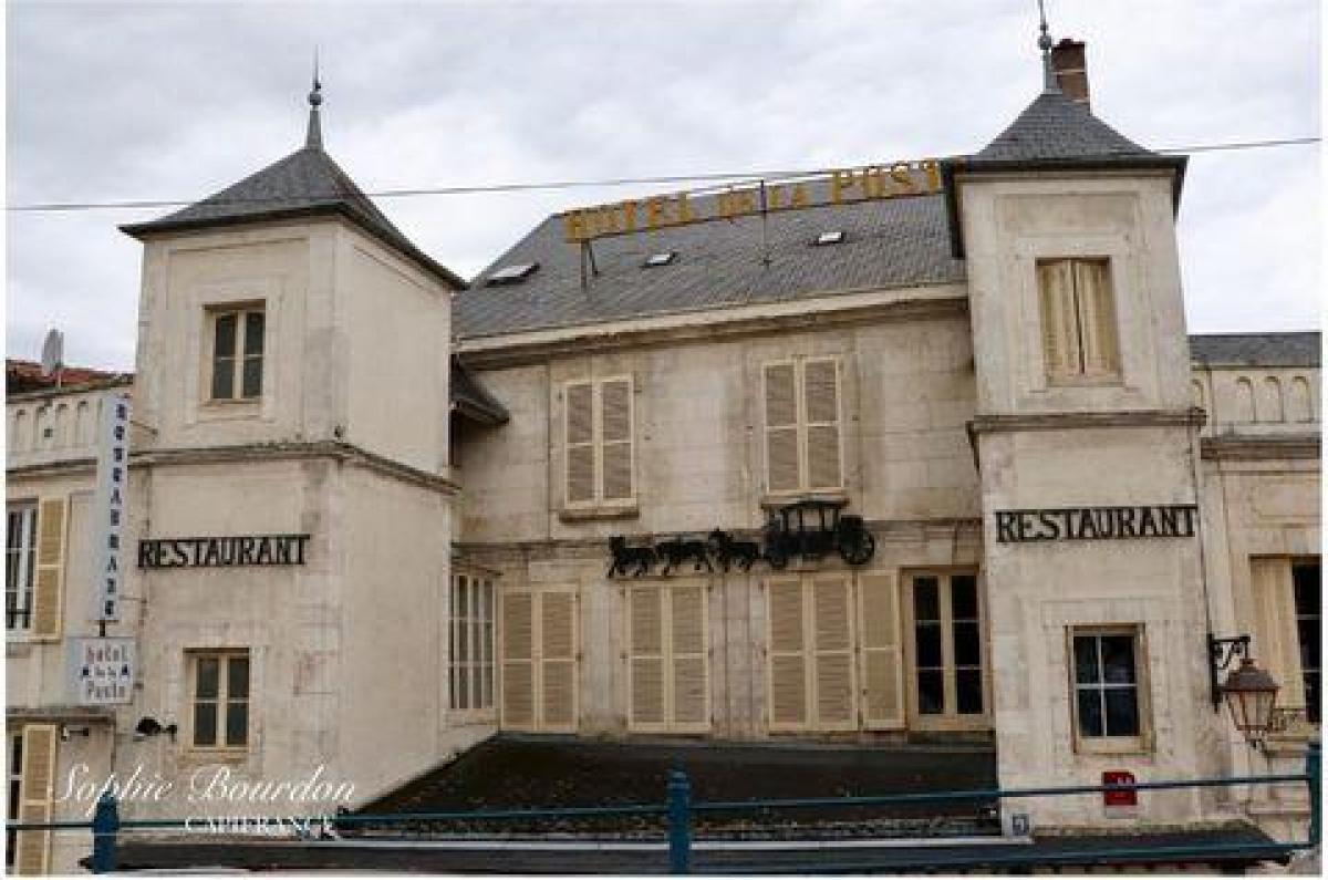 Oficina en Auxerre, France 728 m² No. 18696