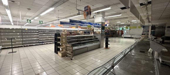 1760m² Commercial property in Udine, Italy No. 372622 8