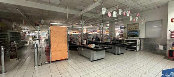 1760m² Commercial property in Udine, Italy No. 372622 4