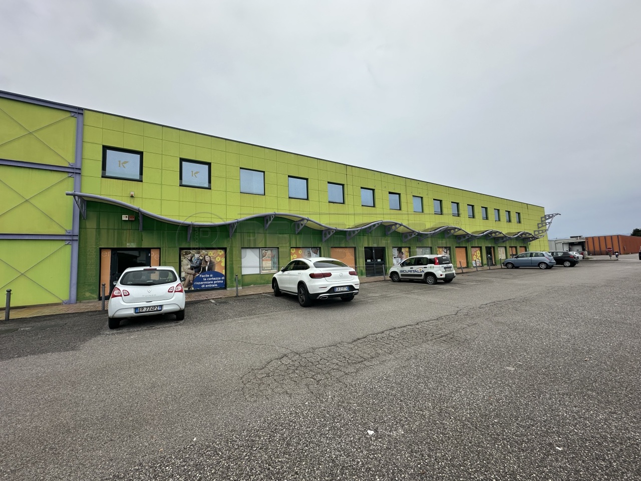 1760m² Commercial property in Udine, Italy No. 372622