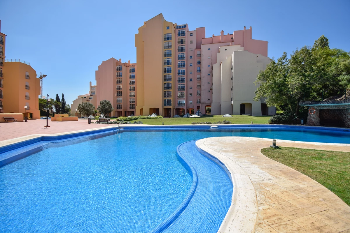 Apartamento de 3 habitaciónes en Cascais, Portugal No. 285899