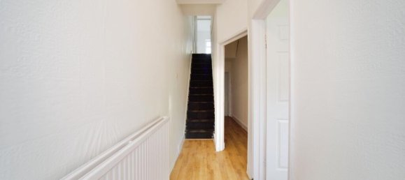 3 bedrooms House in East Ham, United Kingdom No. 11423 4