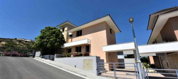 4 bedrooms Villa in Pyrgos, Cyprus No. 19096 3