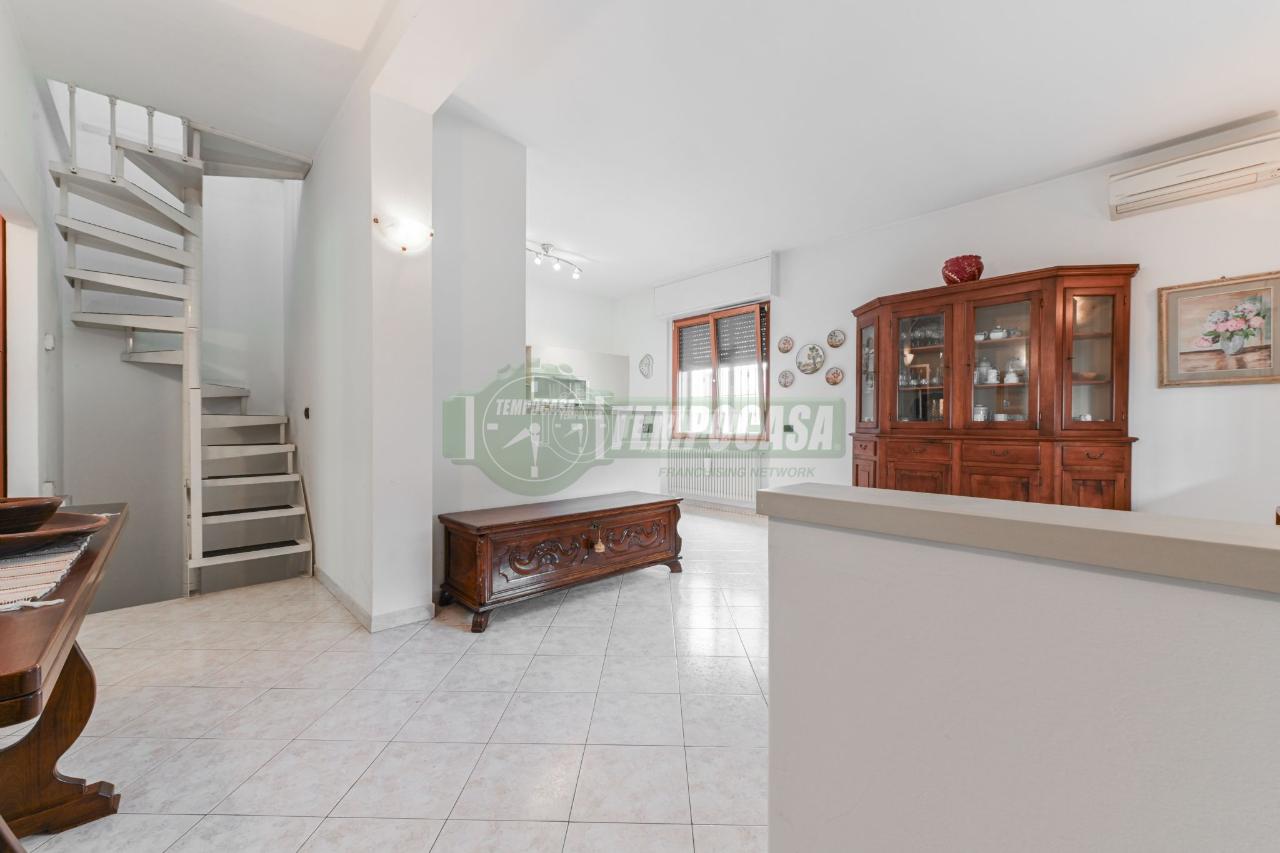 Apartamento de 4 divisões em Vignate, Italy N.º 233033