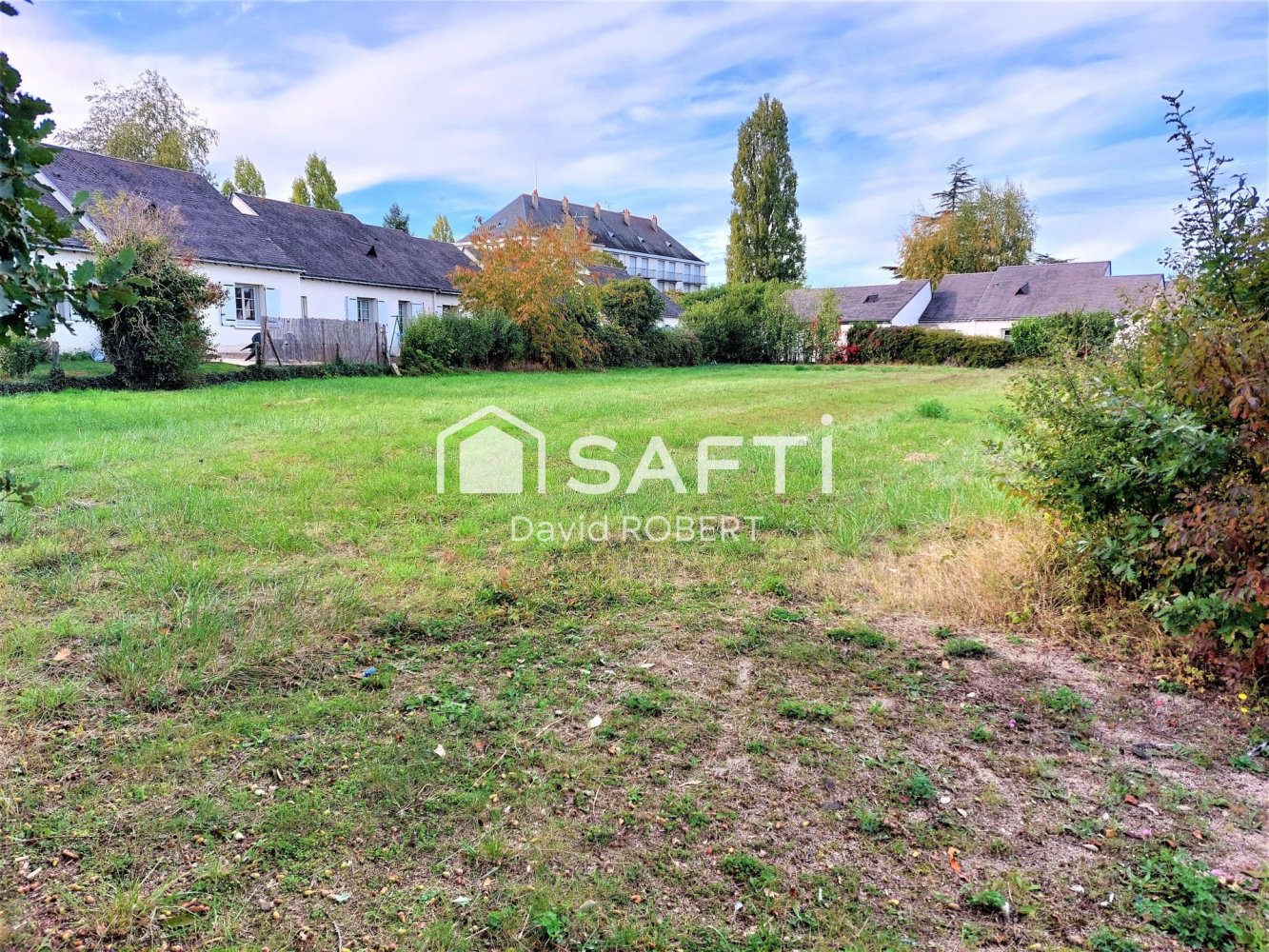  قطعة أرض في Richelieu, France 1127متر مربع رقم 227385