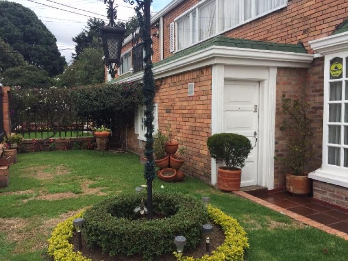 Casa de 4 dormitorios en Bogotá, Colombia No. 11853