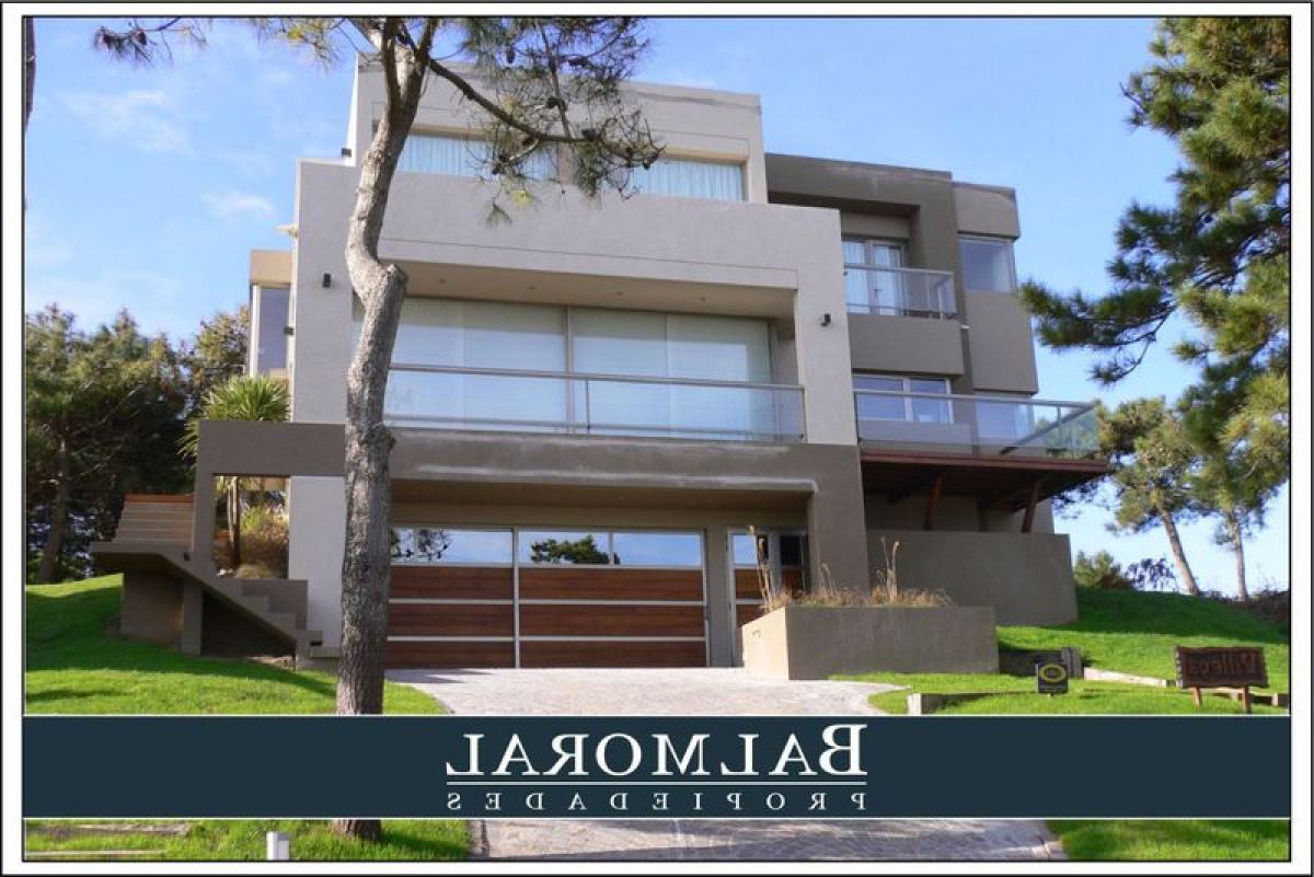 4 bedrooms House in Mar del Plata, Argentina No. 96583