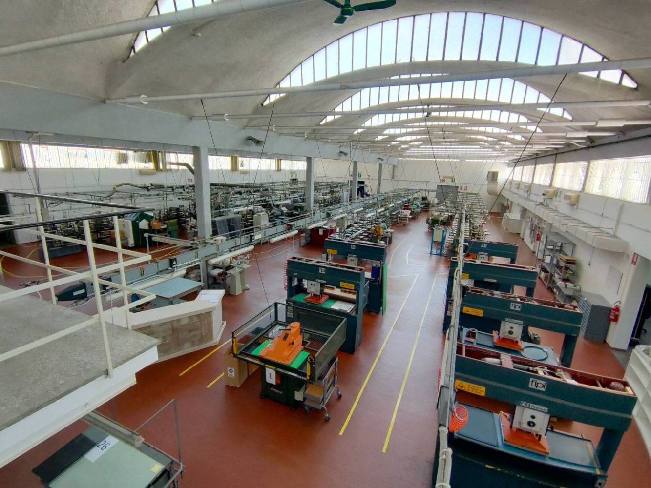 Propiedad comercial de 5 habitaciónes en Udine, Italy No. 289004