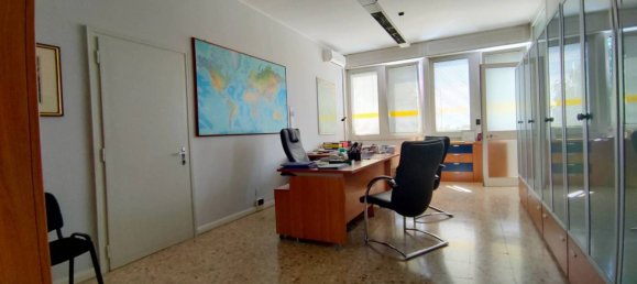 Propiedad comercial de 5 habitaciónes en Udine, Italy No. 289004 4