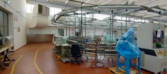 Propiedad comercial de 5 habitaciónes en Udine, Italy No. 289004 17