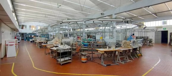 Propiedad comercial de 5 habitaciónes en Udine, Italy No. 289004 19