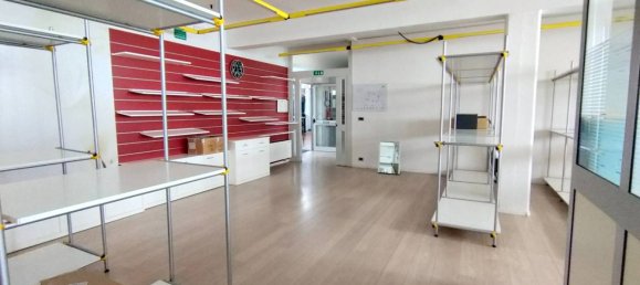 Propiedad comercial de 5 habitaciónes en Udine, Italy No. 289004 41