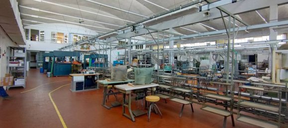 Propiedad comercial de 5 habitaciónes en Udine, Italy No. 289004 24