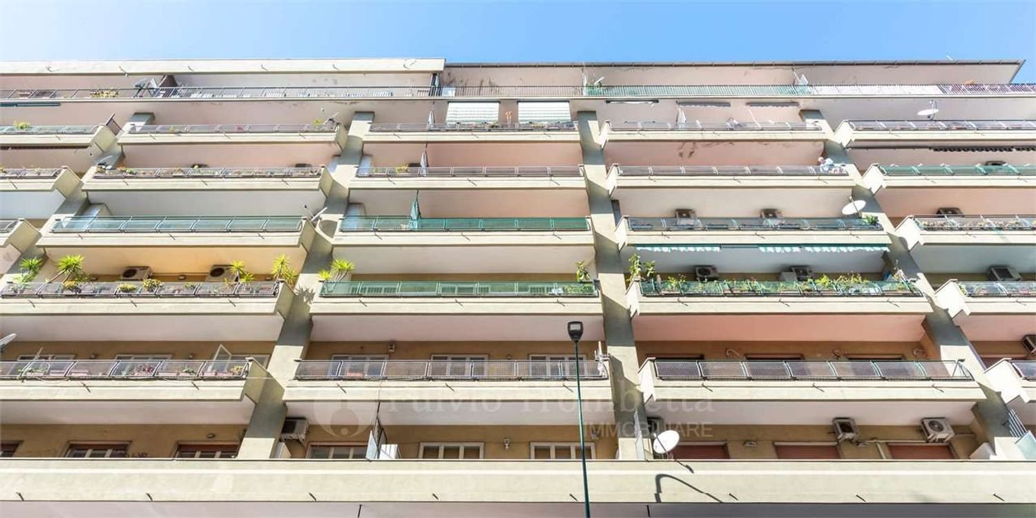 8 bedrooms Apartment in Naples, Italy No. 117621