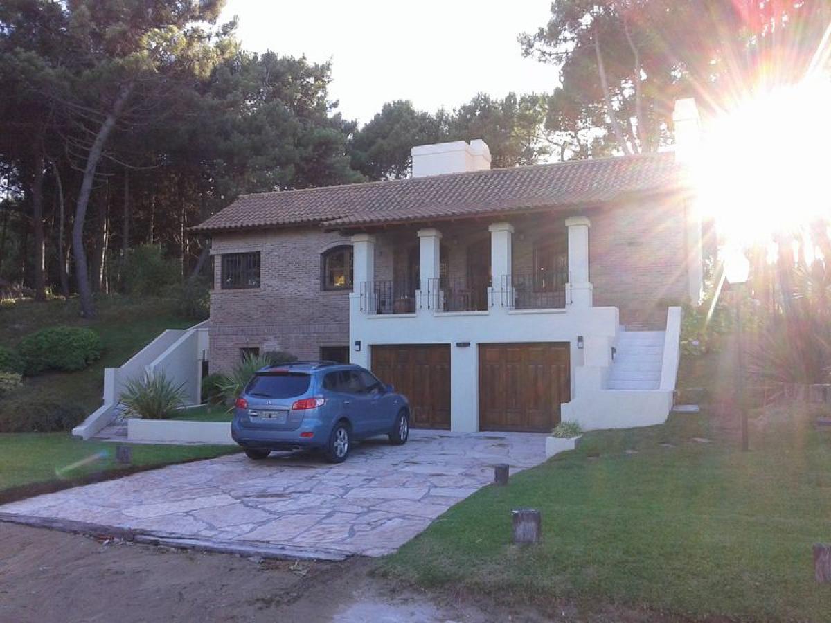 4 bedrooms House in Mar del Plata, Argentina No. 86737