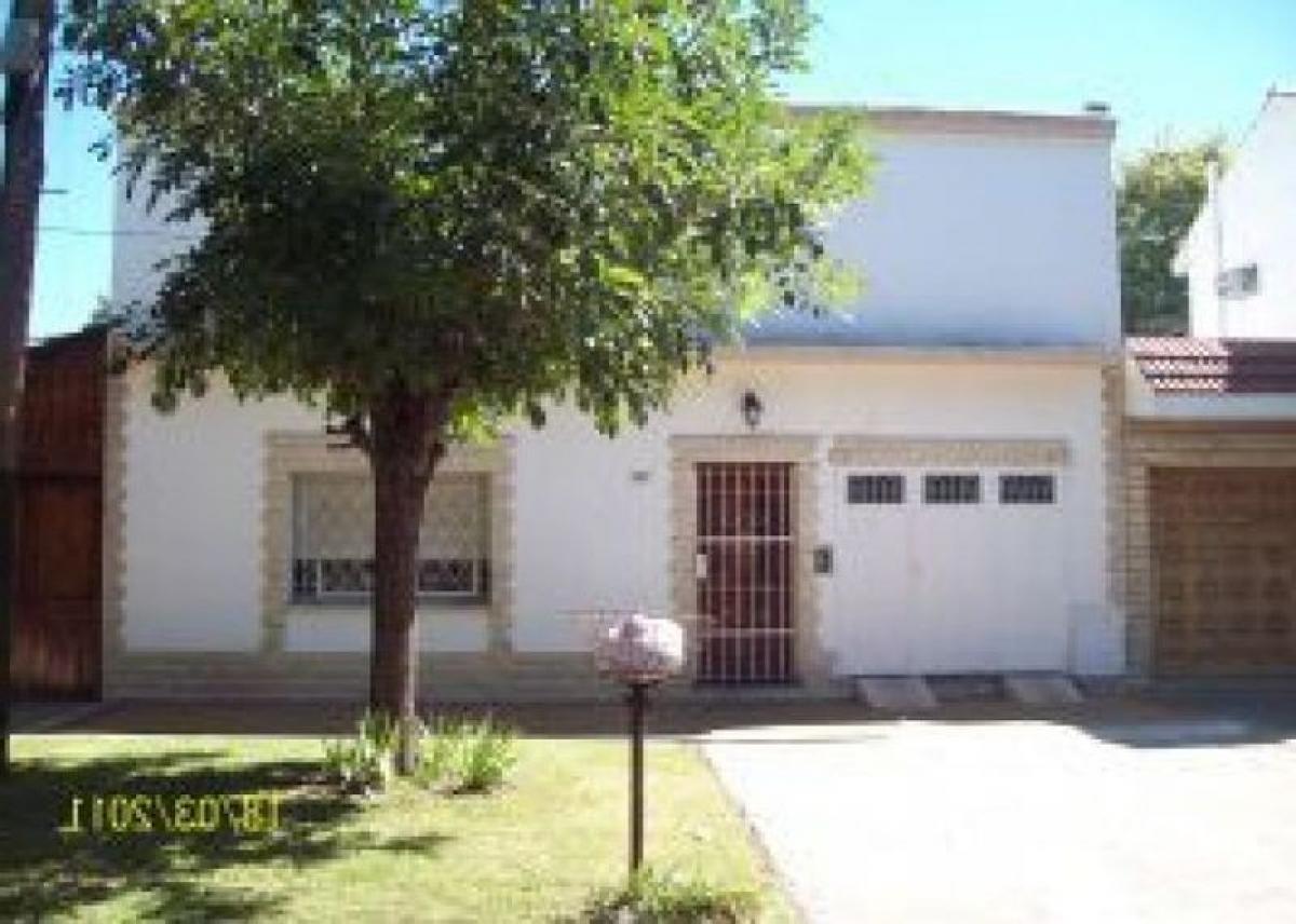 Casa de 3 dormitorios en Lomas de Zamora, Argentina No. 101017