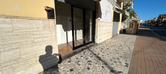 4 rooms Commercial property in Fiumicino, Italy No. 279894 2