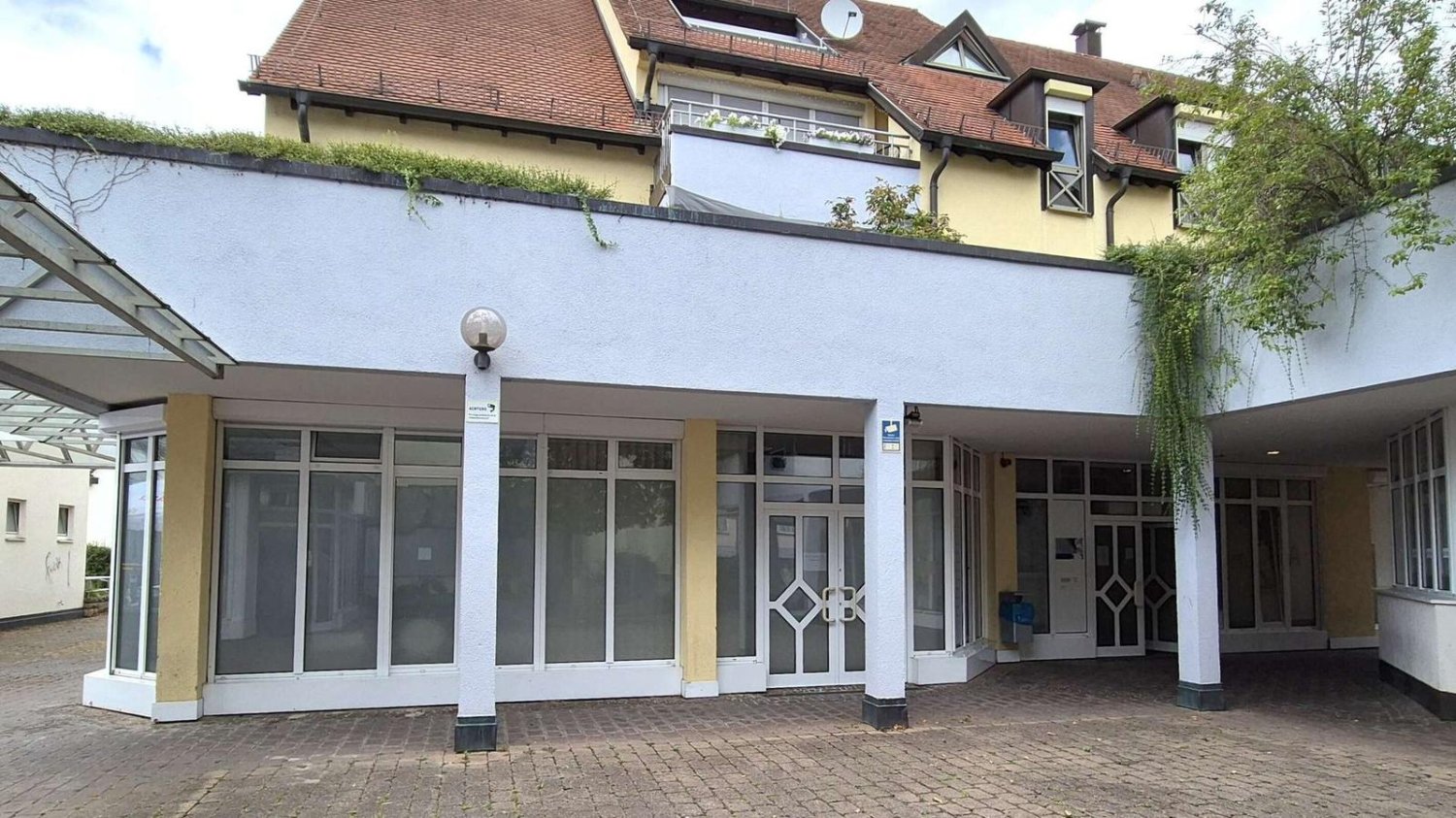 Propiedad comercial de 3 habitaciónes en Stuttgart, Germany No. 62803