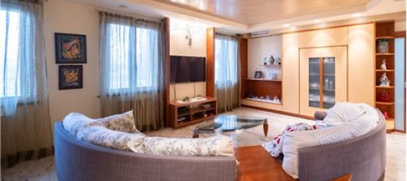 6 bedrooms House in Gualtieri, Italy No. 289477 11