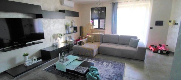 4-salle Appartement à Bra, Italy No. 25568 3