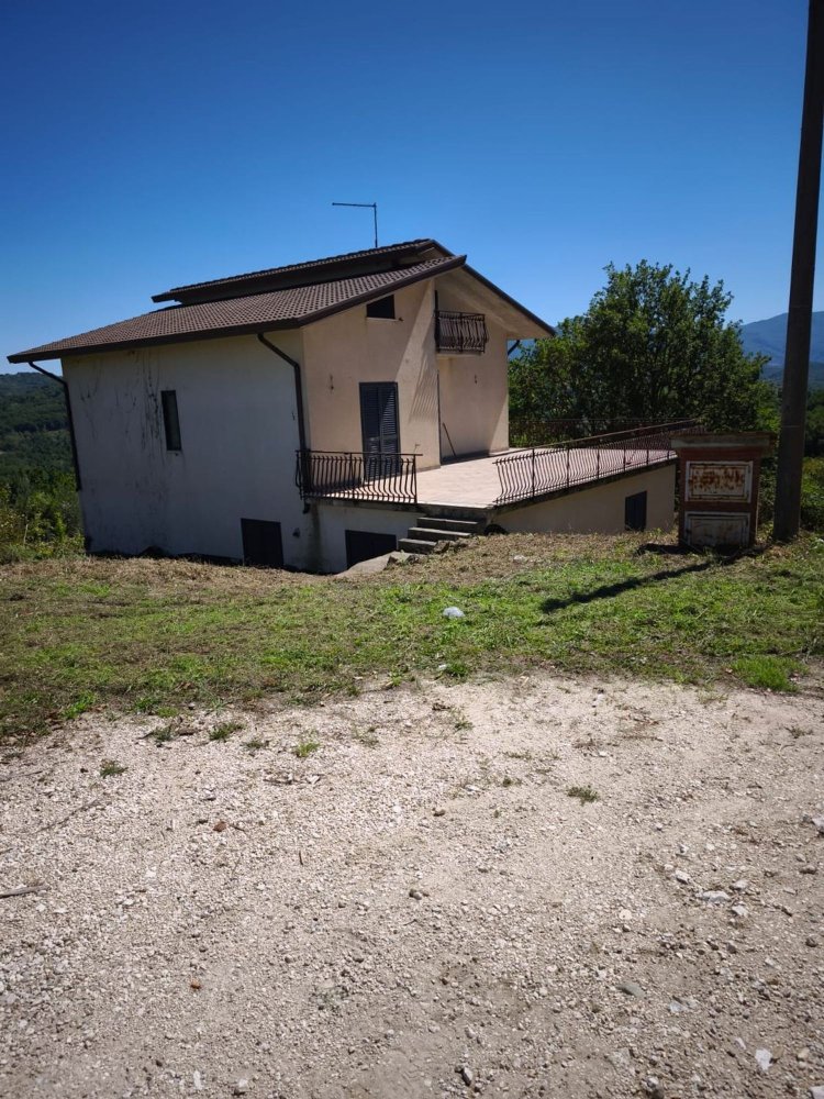 4 bedrooms Villa in Montemarano, Italy No. 323653