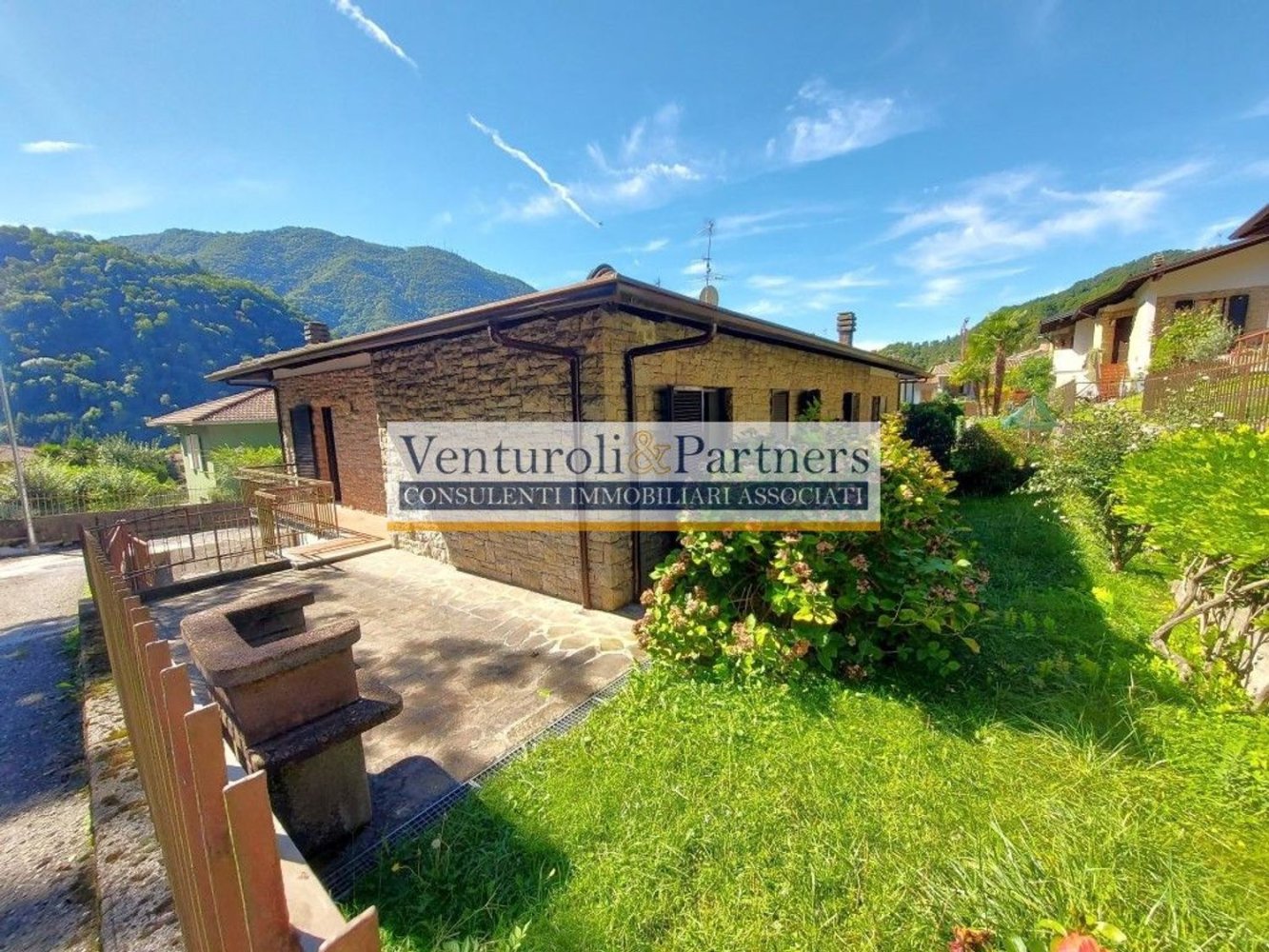 Villa de 5 dormitorios en Vestone, Italy No. 361360