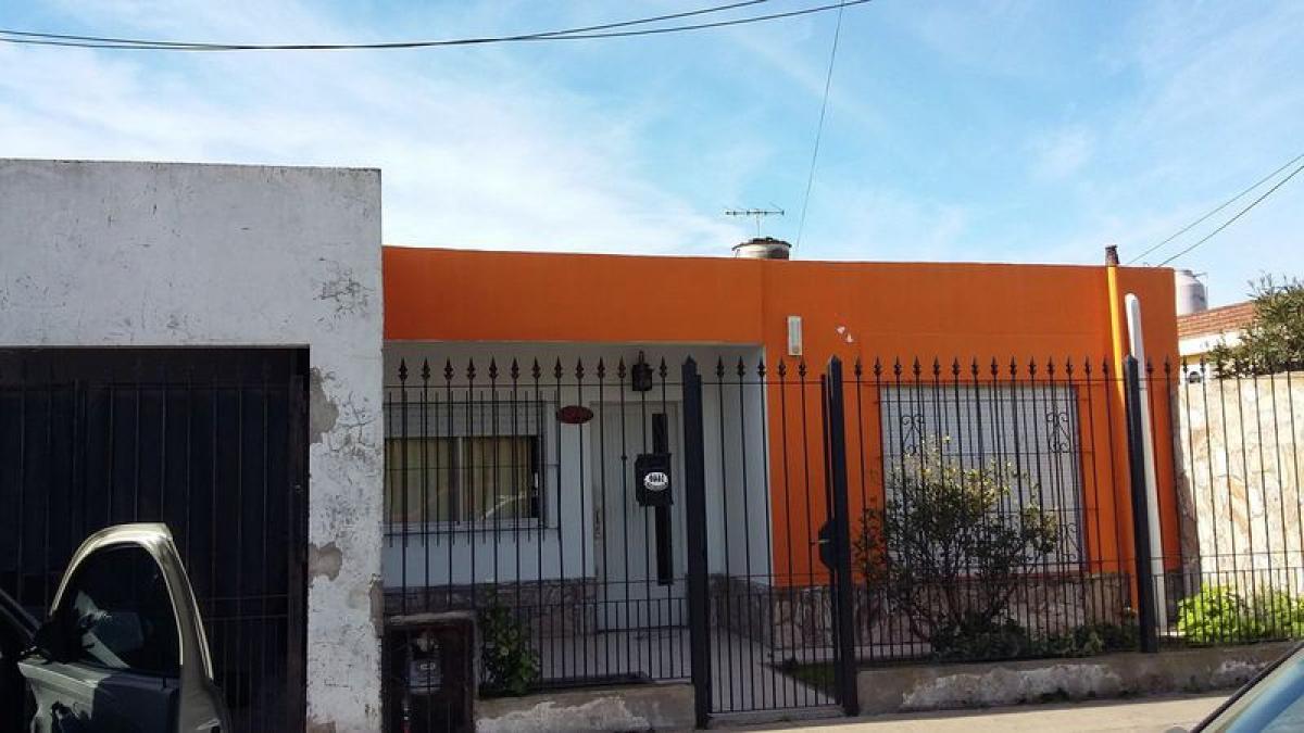 Casa de 3 dormitorios en San Miguel, Argentina No. 94654