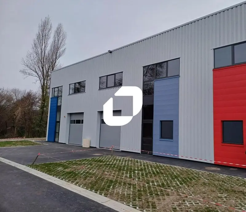 273m² Commercial property in La Chapelle-sur-Erdre, France No. 307835