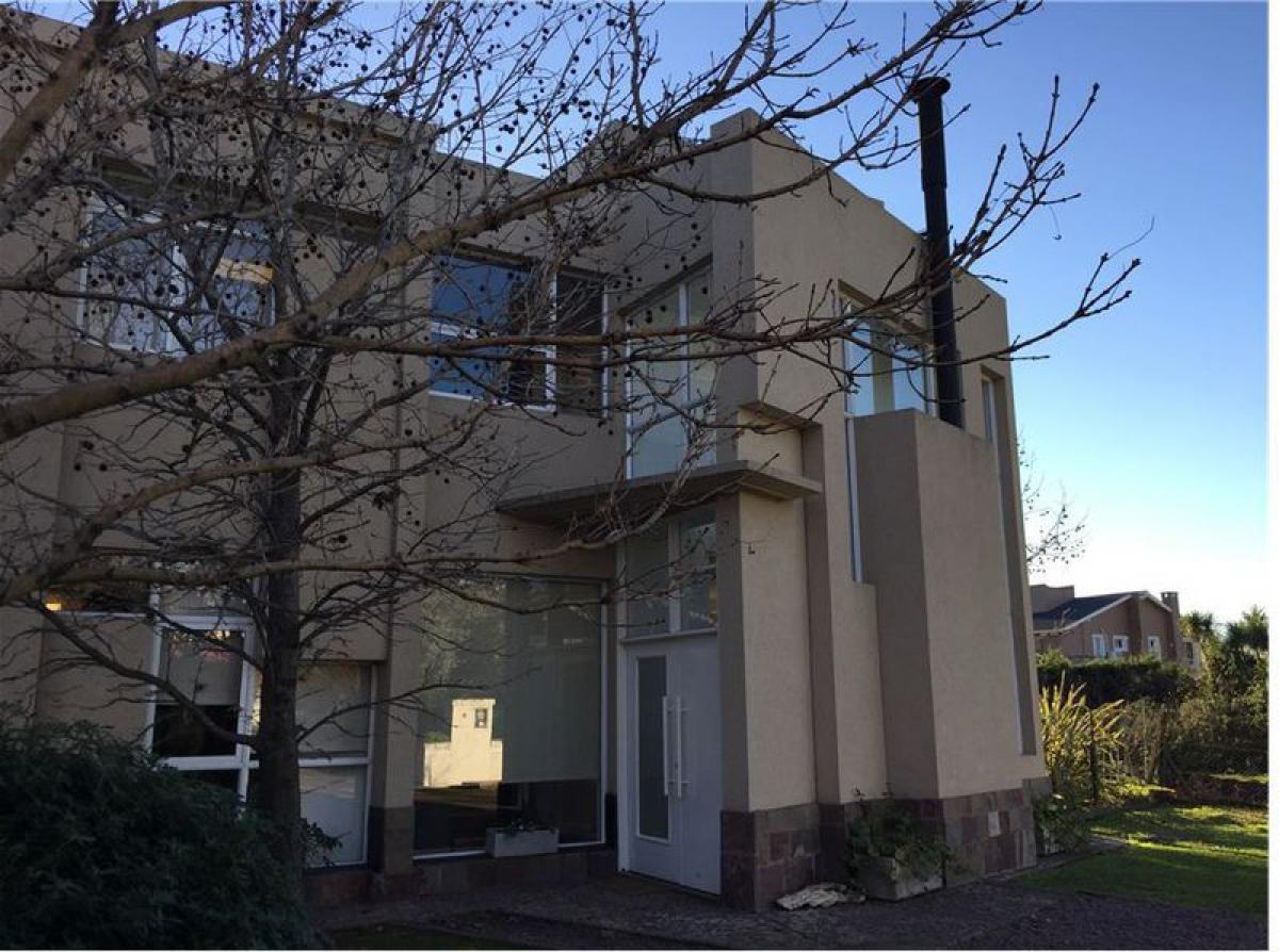 3 bedrooms House in Malvinas Argentinas, Argentina No. 84599