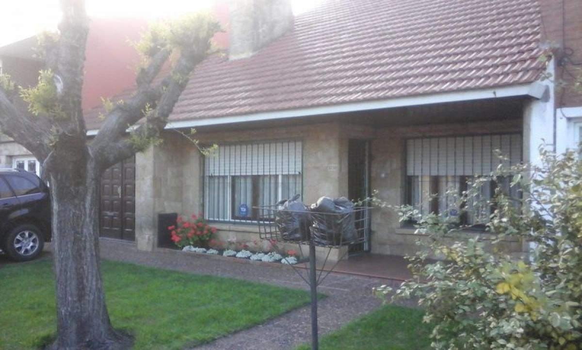 4 bedrooms House in Mar del Plata, Argentina No. 102146