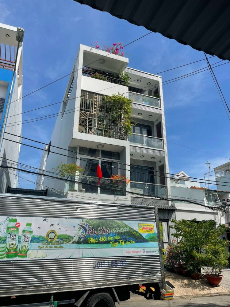 Maison de ville à District 7, Vietnam 68.25m² No. 13899