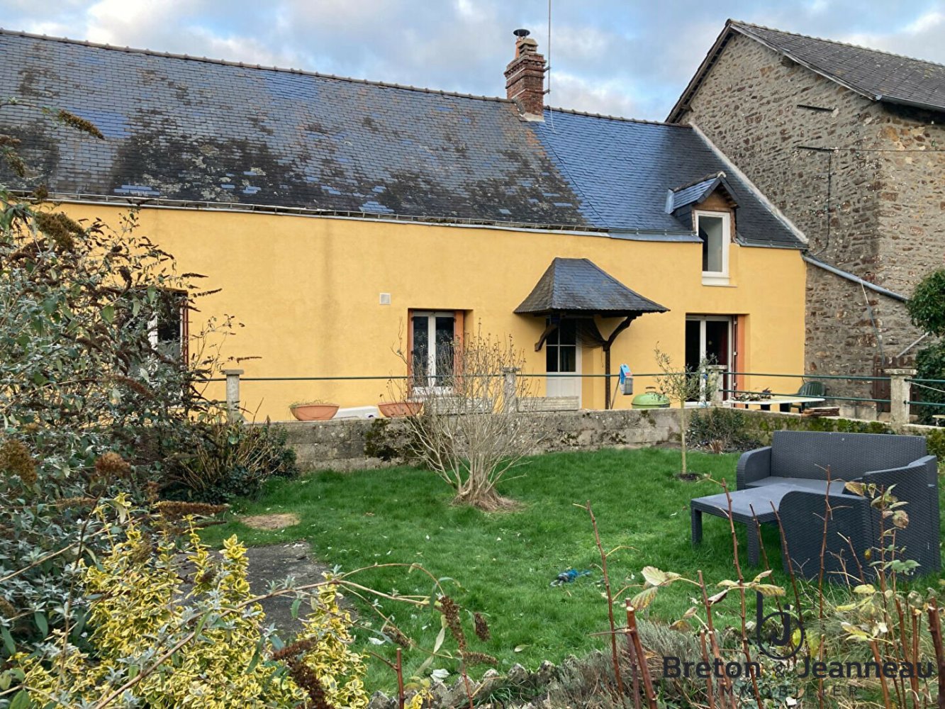 2 bedrooms House in Mayenne, France No. 357647