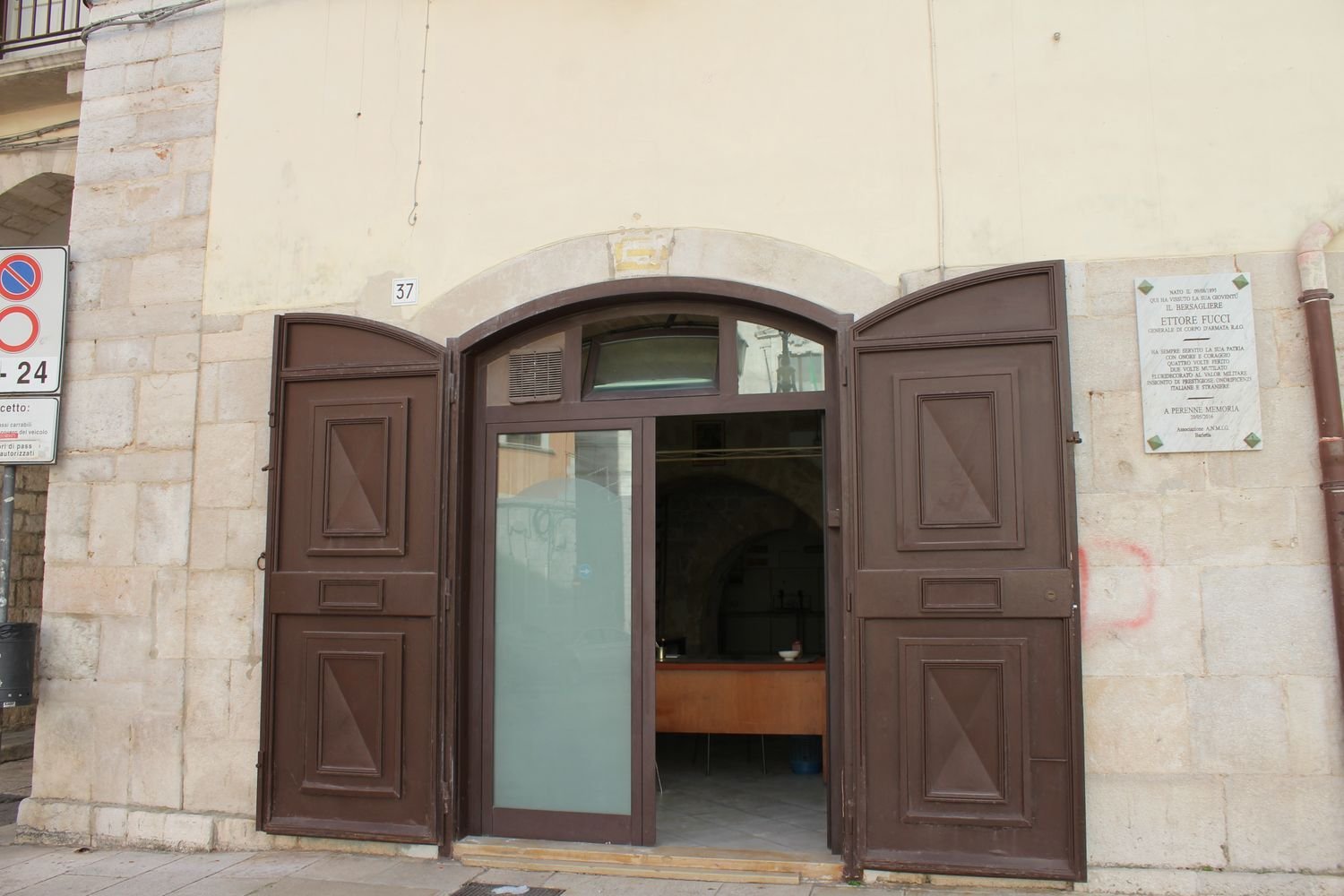  عقار تجاري في Barletta, Italy 170متر مربع رقم 165772