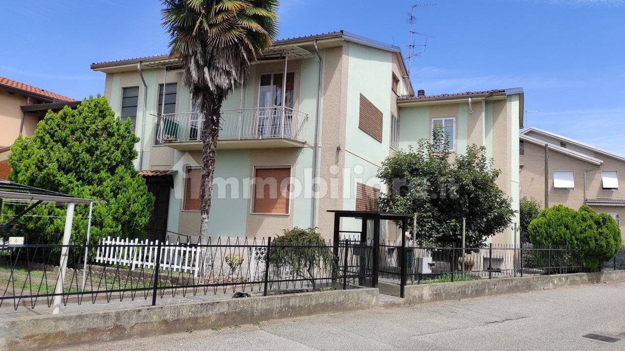 2 bedrooms Apartment in Novara, Italy No. 289206