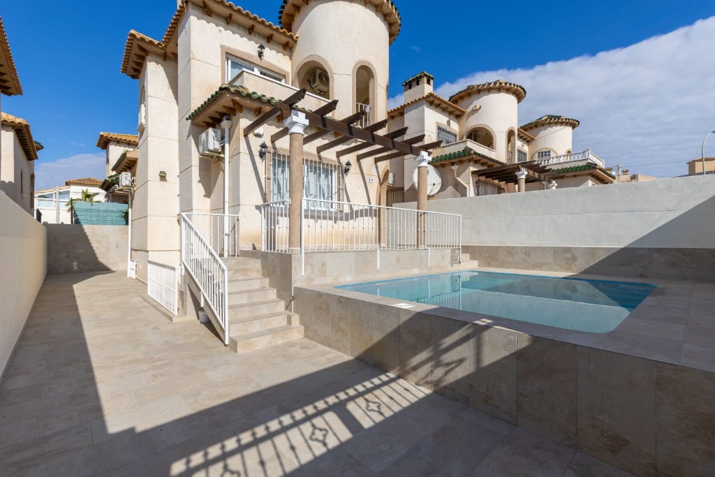 5 bedrooms Villa in Alicante, Spain No. 290728