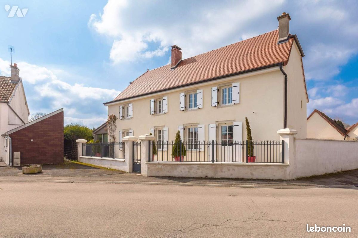 3 bedrooms Villa in Saint-Julien, France No. 205007